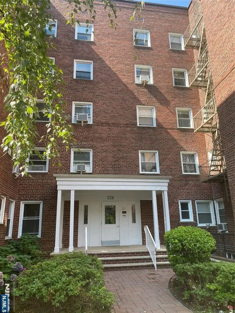 328 N Bridge Plaza 5J, Fort Lee, NJ 07024 - Image #2
