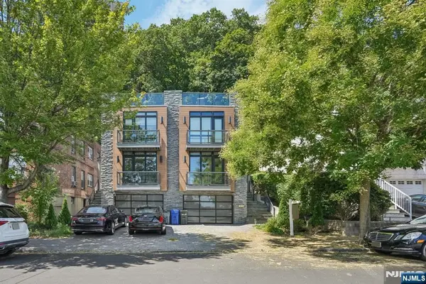 746 Undercliff Avenue A, Edgewater, NJ 07020