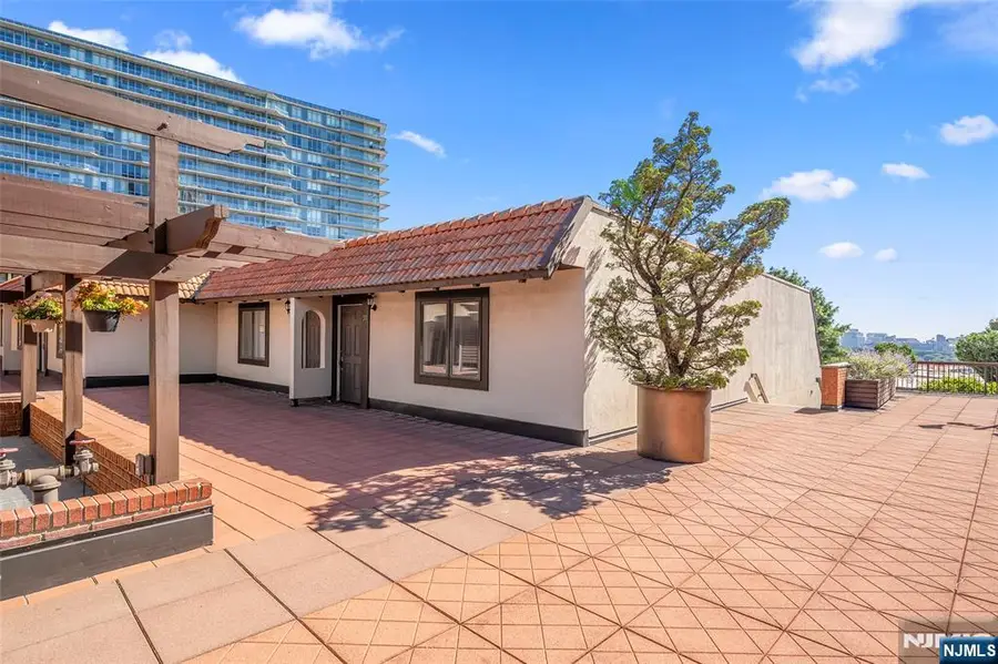 300 Gorge Road 37, Cliffside Park, NJ 07010 - Image #2