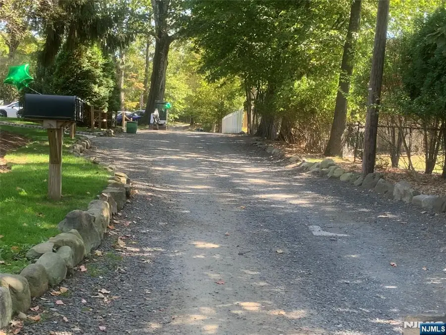 160 Spring Valley Road, Park Ridge, NJ 07656 - Image #3