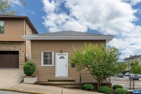 418 E Brinkerhoff Avenue, Palisades Park, NJ 07650