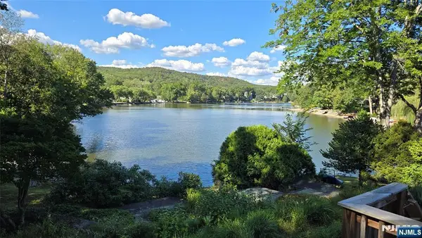 31 Lakeshore Drive, Oakland, NJ 07436