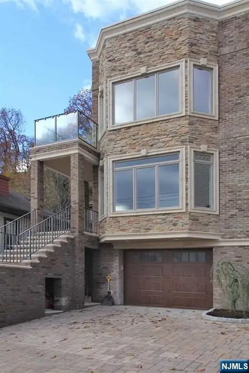 516 Undercliff Avenue, Edgewater, NJ 07020