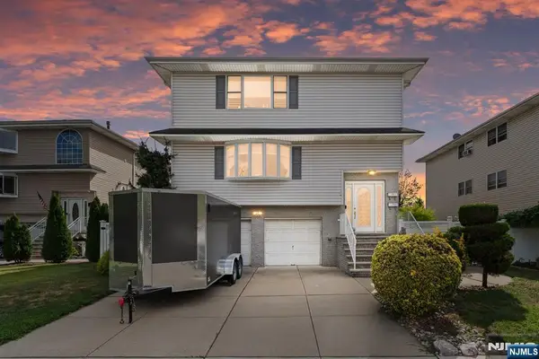 17 Acorn Road, Secaucus, NJ 07094