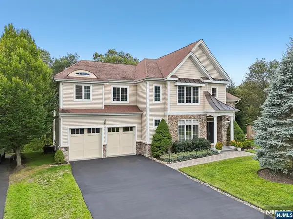 4 Point View, Oakland, NJ 07436