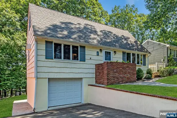 29 Manito Avenue, Oakland, NJ 07436