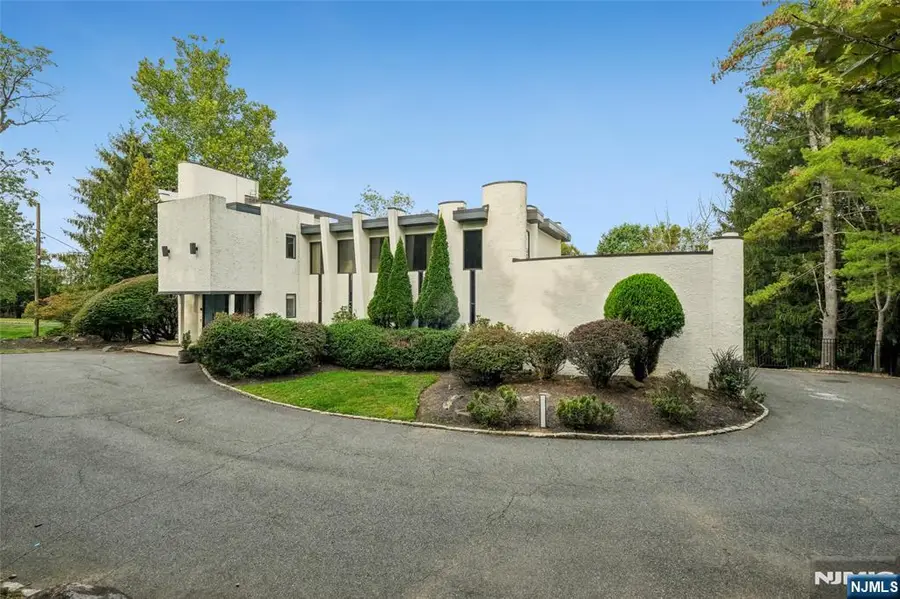 8 Vanderbilt Drive, Livingston, NJ 07039 - Image #2