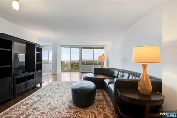 1 Claridge Drive 806, Verona, NJ 07044