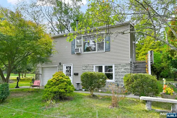 92 Lakeview Terrace, Oakland, NJ 07436