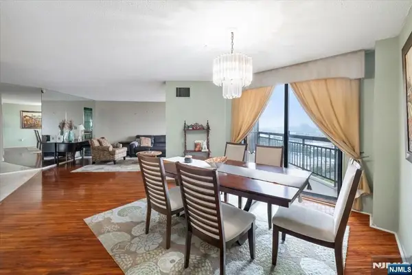 2006 Harmon Cove Tower, Secaucus, NJ 07094