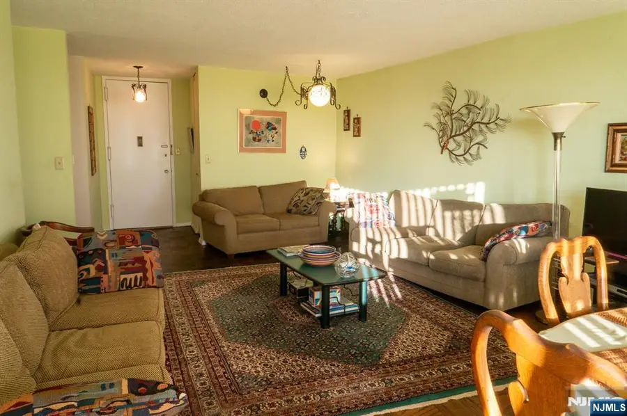 555 North Avenue 23H, Fort Lee, NJ 07024 - Image #2