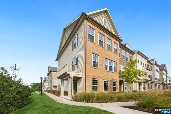 36 Cortland Court, Livingston, NJ 07039