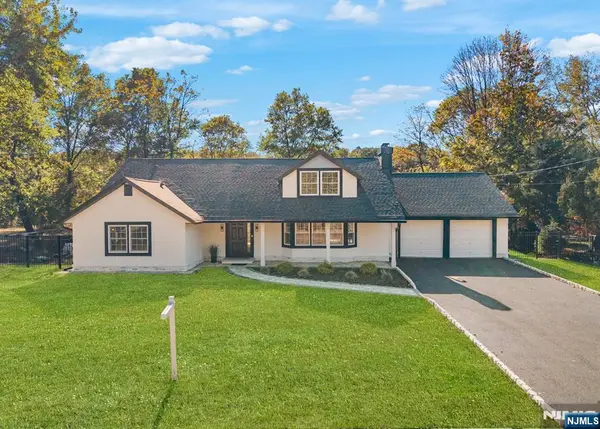 29 Thackeray Road, Oakland, NJ 07436