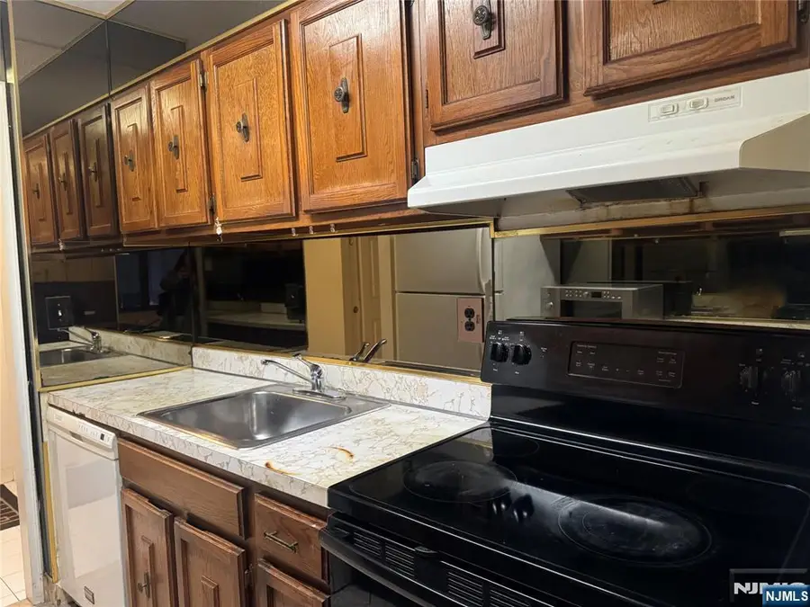 555 Gorge Road 2E, Cliffside Park, NJ 07010 - Image #3