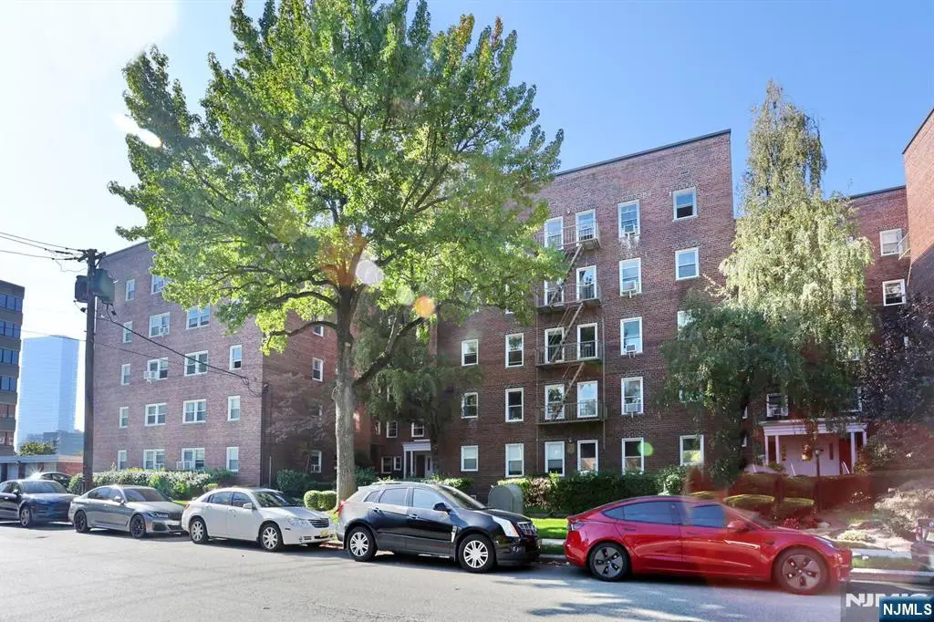 326 N Bridge Plaza 5D, Fort Lee, NJ 07024 - Image #1