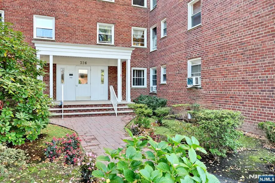 326 N Bridge Plaza 5D, Fort Lee, NJ 07024 - Image #2