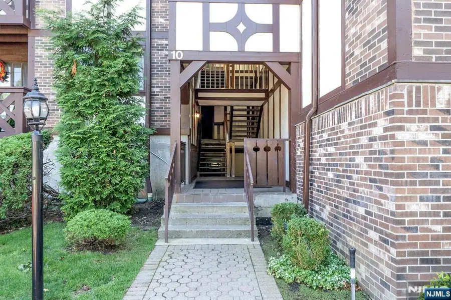 1008 Thoreau Court, Mahwah, NJ 07430 - Image #2