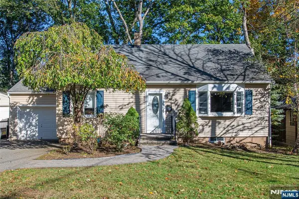 96 Roosevelt Boulevard, Oakland, NJ 07436