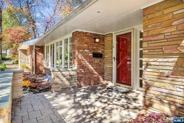 16 Crossbrook Place, Livingston, NJ 07039