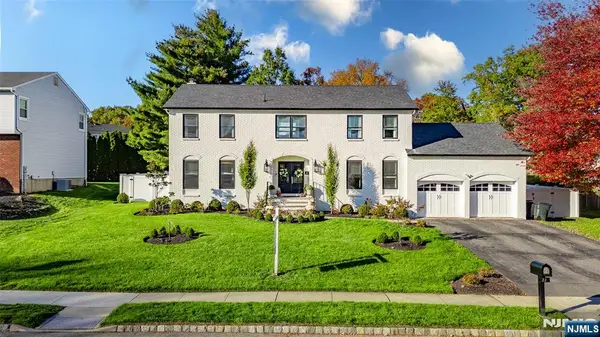 11 Robin Hood Way, Wayne, NJ 07470