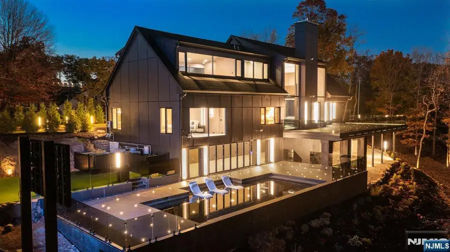 8 Flintlock Court, Totowa, NJ 07512 - Image #2