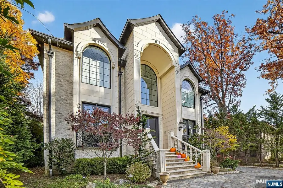 1096 Briar Way, Fort Lee, NJ 07024 - Image #2