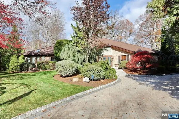 4 Summertree Way, Montvale, NJ 07645