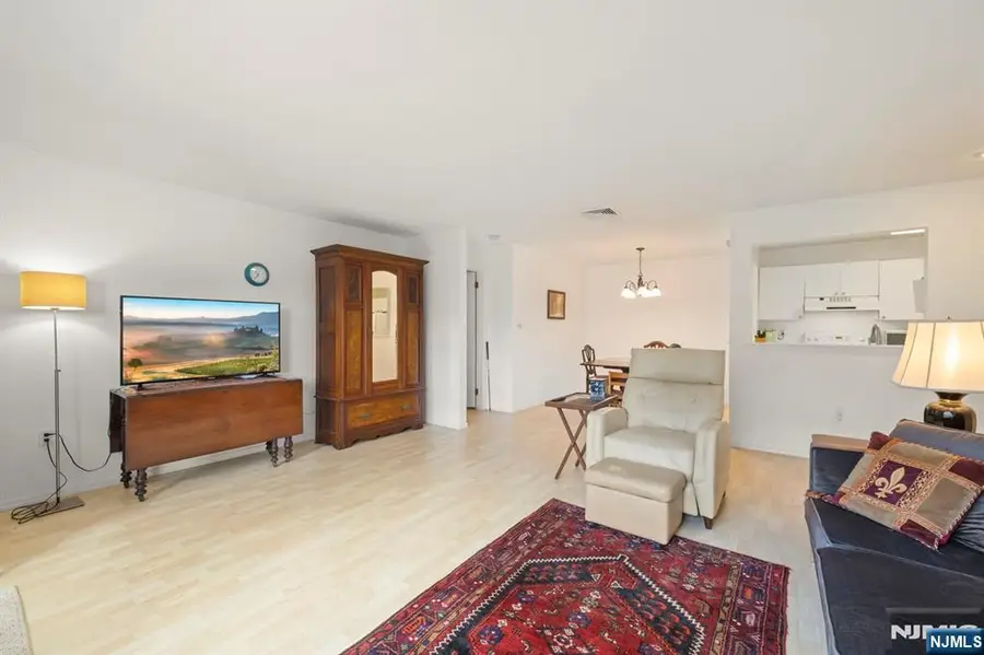 28 Garden Place 151, Edgewater, NJ 07020 - Image #3