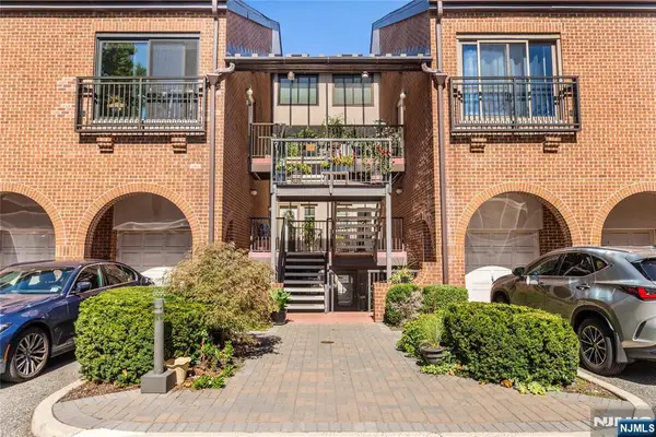 7 Eliot Court, Teaneck, NJ 07666