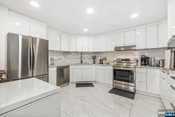 427 Harmon Cove Tower, Secaucus, NJ 07094