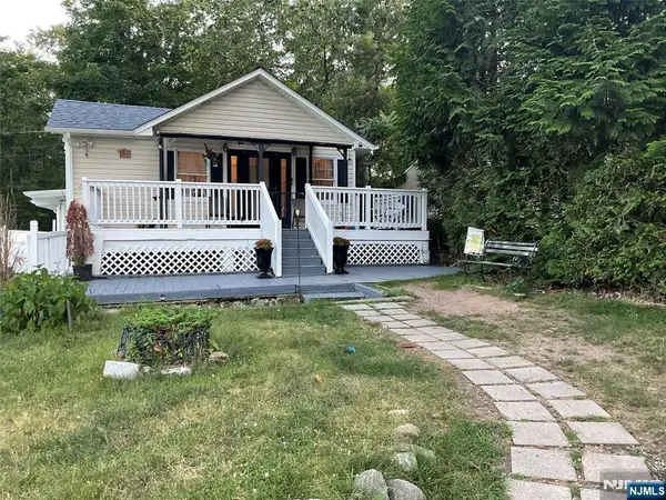 16 Berry Lane, West Milford, NJ 07480