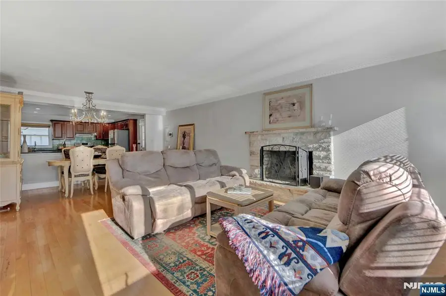 683 Eastern Court, Ridgewood, NJ 07450 - Image #2