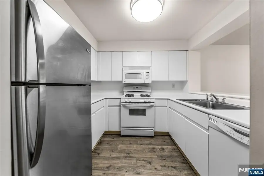 402 Chase Court 402, Edgewater, NJ 07020 - #3