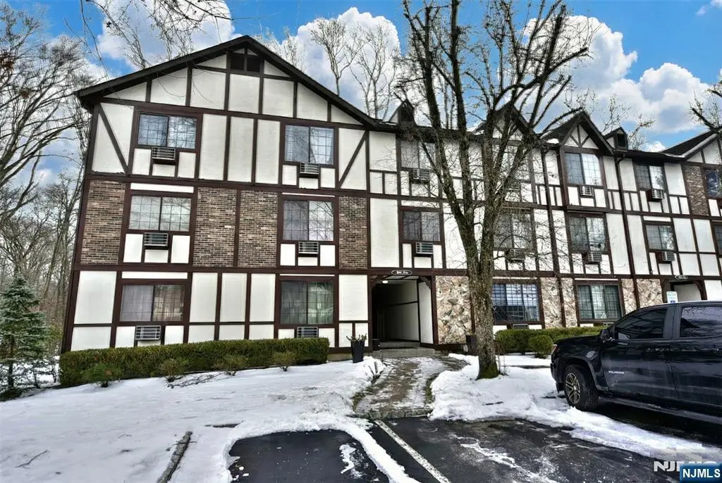 907 Thoreau Court, Mahwah, NJ 07430 - Image #1