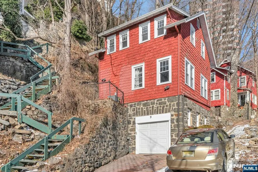 9 Old Wood Road, Edgewater, NJ 07020 - Image #2