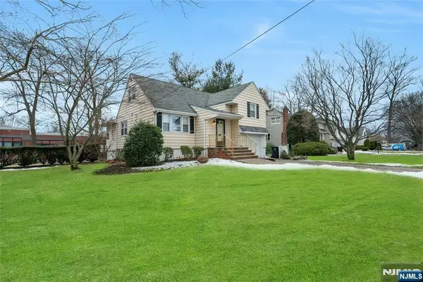 90 Arnot Place, Paramus, NJ 07652