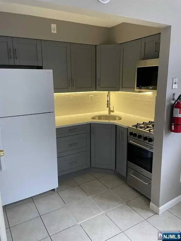 17 68th Street 7, Guttenberg, NJ 07093 - #3