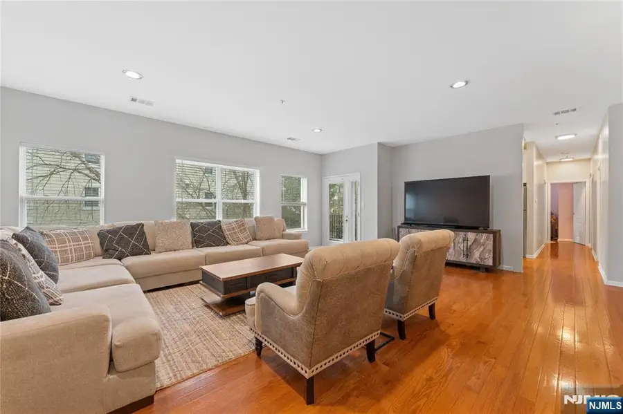 511 Brittany Drive, Wayne, NJ 07470 - Image #2