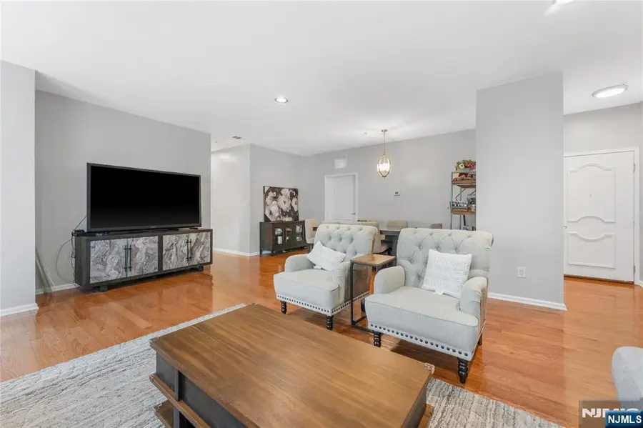 511 Brittany Drive, Wayne, NJ 07470 - Image #3