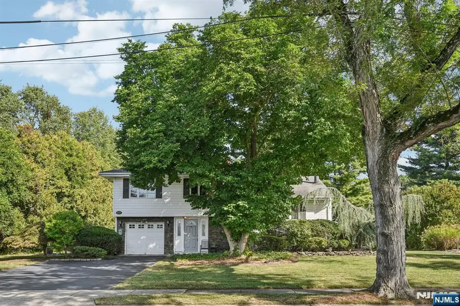 32 Augusta Drive, Wayne, NJ 07470 - Image #2