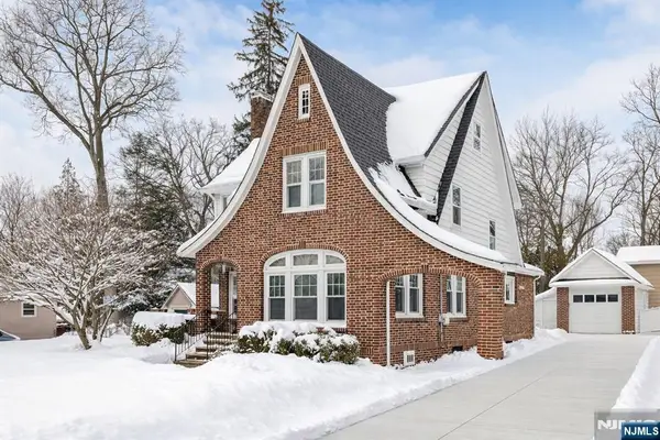 33 Homewood Avenue, Allendale, NJ 07401