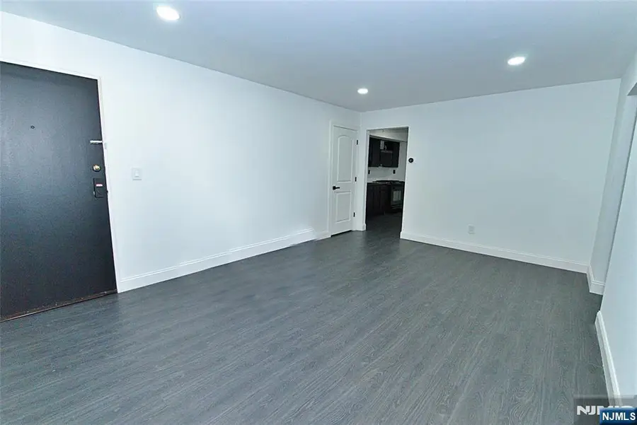 401 Undercliff Avenue, Edgewater, NJ 07020 - Image #3