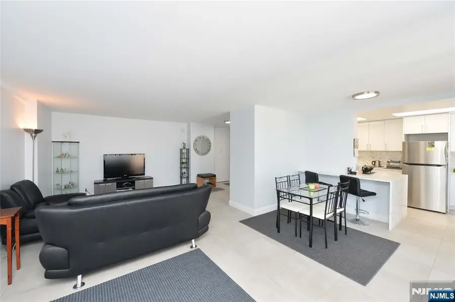 300 Winston Drive C0514, Cliffside Park, NJ 07010 - Image #2