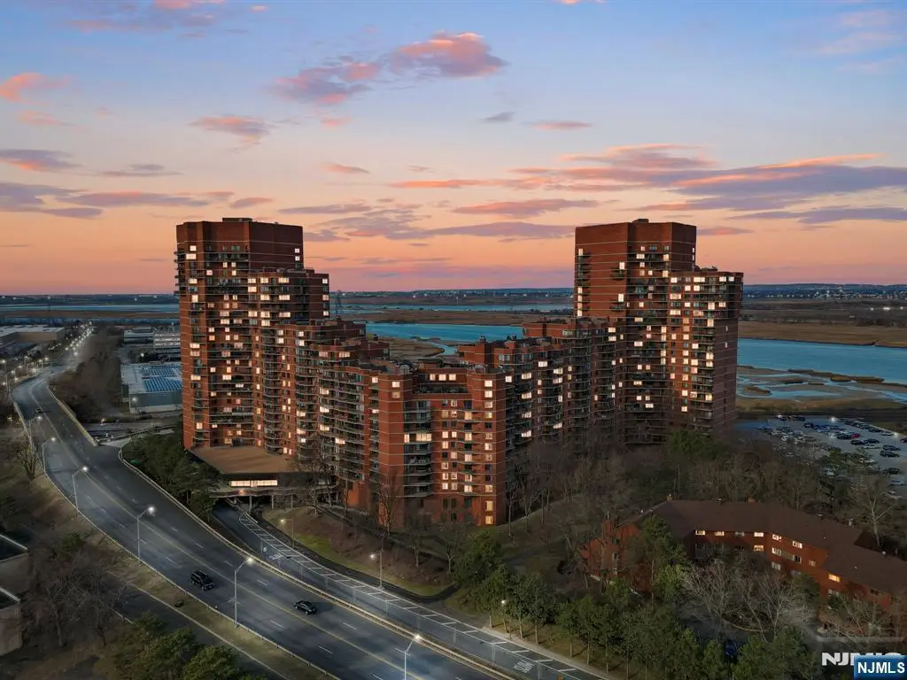 427 Harmon Cove Tower, Secaucus, NJ 07094 - Image #1