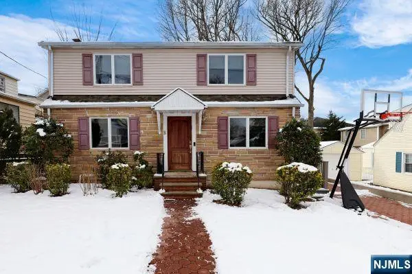 8 Gordon Road, Bergenfield, NJ 07621