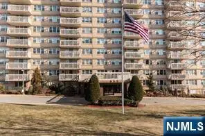 555 North Avenue 10C, Fort Lee, NJ 07024