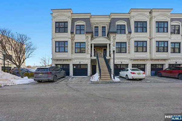35 Marquis Court, Edgewater, NJ 07020