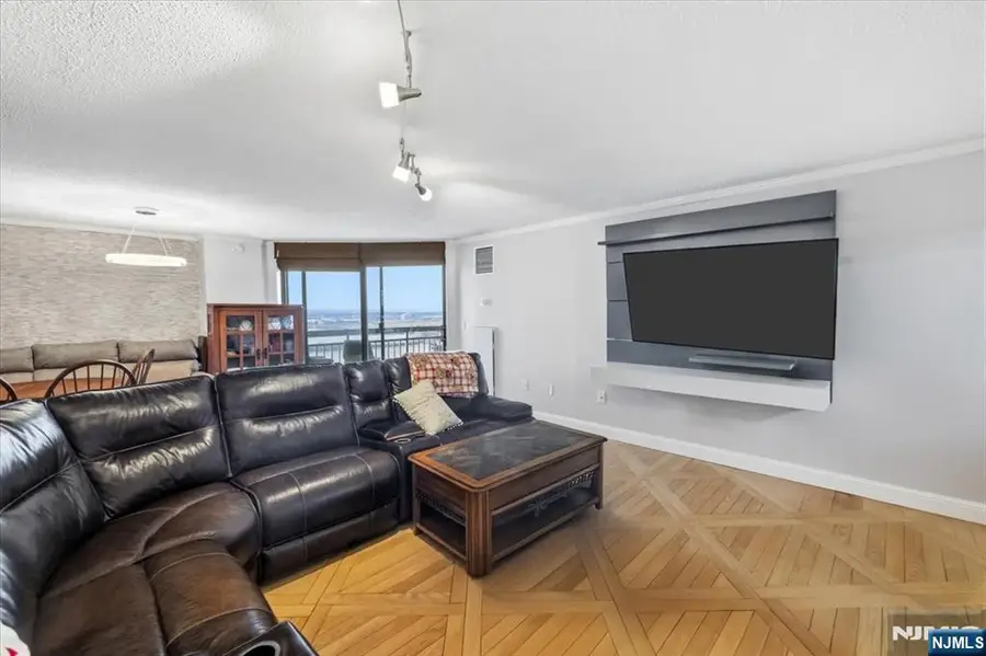 2208 Harmon Cove Tower, Secaucus, NJ 07094 - #2