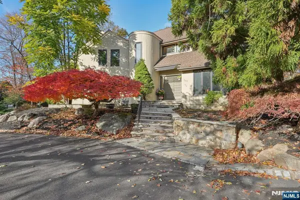 707 Horseshoe Trail, Franklin Lakes, NJ 07417