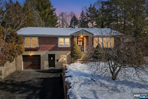 110 Lakeshore Drive, Oakland, NJ 07436